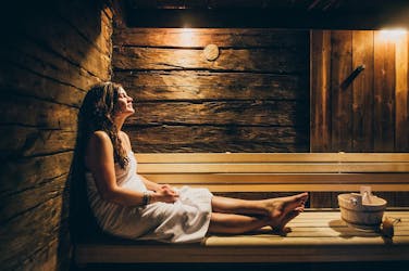 Esperienza nella sauna nella foresta artica e nella vasca idromassaggio con l’aurora boreale